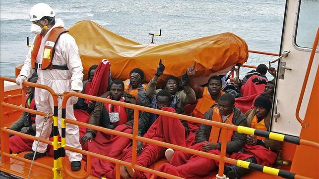 Rescatados-inmigrantes-pateras-llevada-Tarifa_EDIIMA20140819_0219_14.jpg
